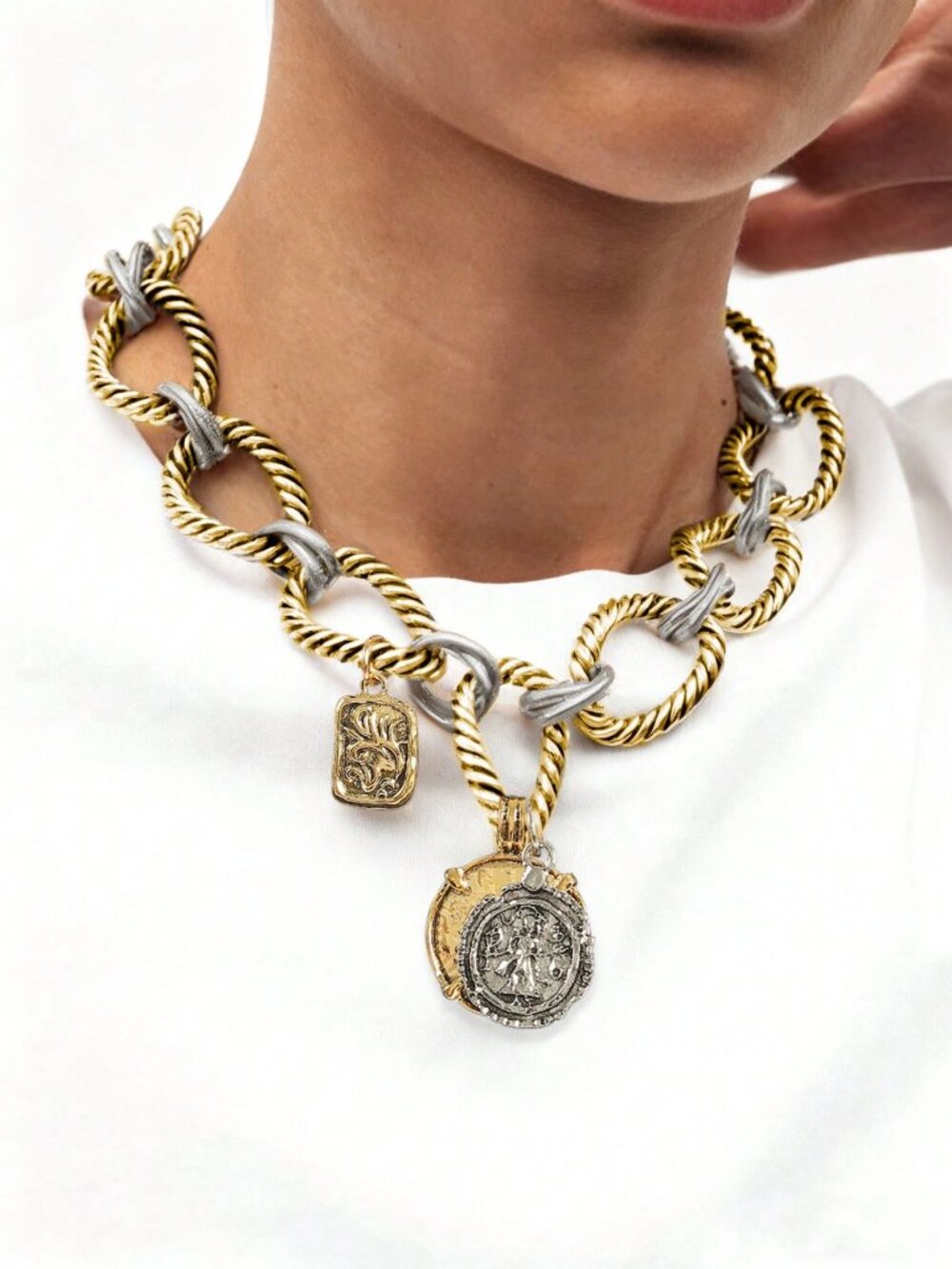 Multicolor Geometric Elegant Women's Alloy O-Shaped charm detailed Necklace